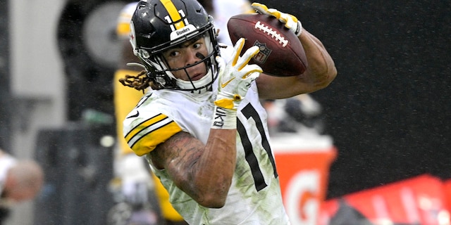 Pittsburgh Steelers wide receiver Chase Claypool (11) makes a reception against the Jacksonville Jaguars during the second half of an NFL football game, Sunday, Nov. 22, 2020, in Jacksonville, Fla. (AP Photo/Phelan M. Ebenhack)