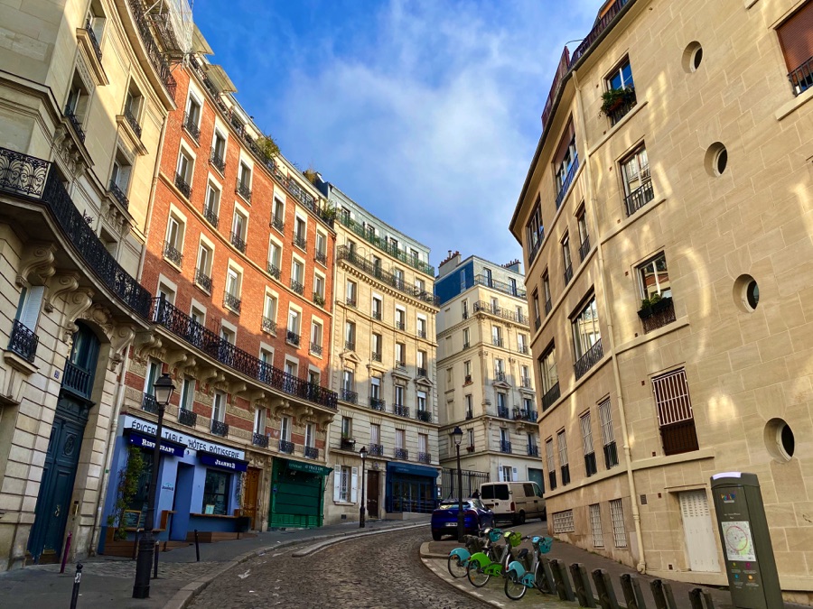 montmarte neighbourhood paris