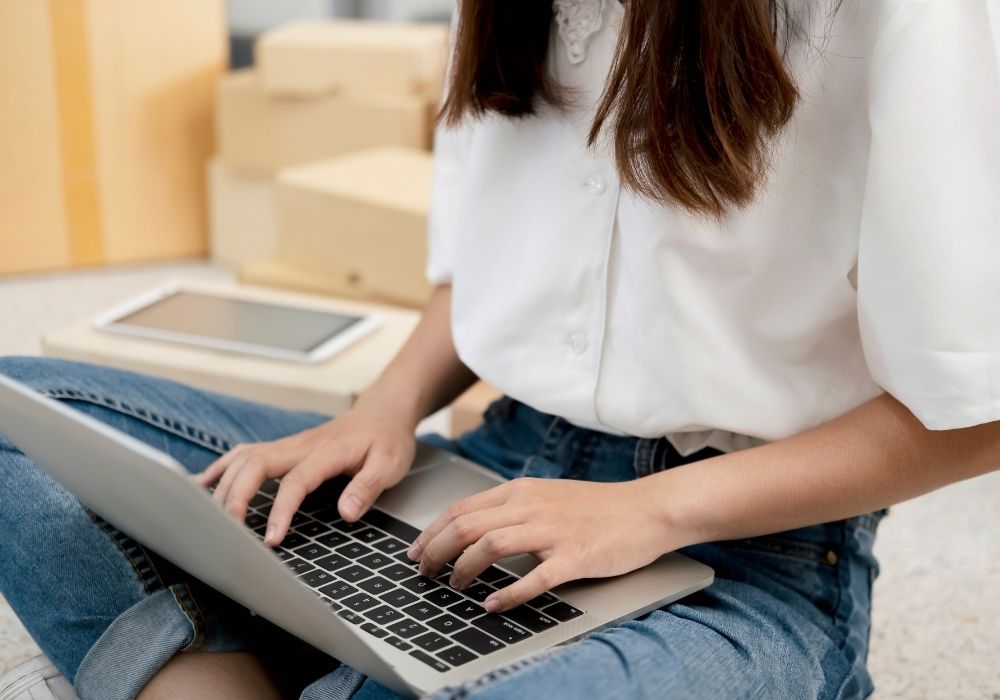 girl sitting at her laptop freelancing for beginners
