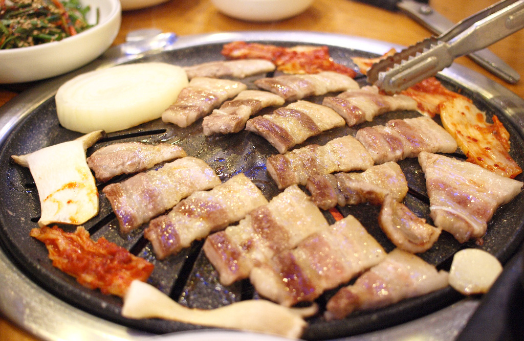 Thịt nướng là món ăn không thể thiếu khi đi du lịch Hàn Quốc