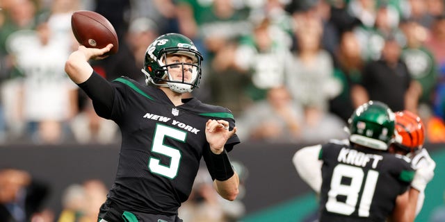 EAST RUTHERFORD, NEW JERSEY - OCTOBER 31: Mike White #5 of the New York Jets throws the ball during the fourth quarter against the Cincinnati Bengals at MetLife Stadium on October 31, 2021 in East Rutherford, New Jersey. (Photo by Sarah Stier/Getty Images)