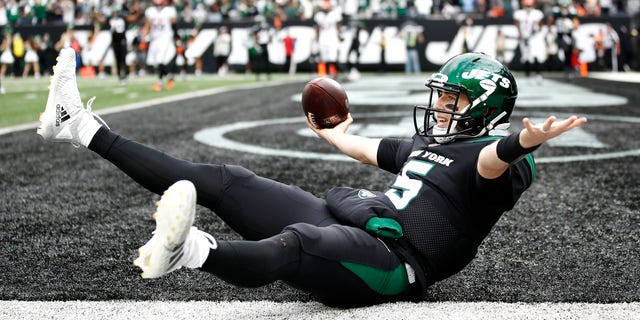 EAST RUTHERFORD, NEW JERSEY - OCTOBER 31: Mike White #5 of the New York Jets celebrates after catching the ball for a two point conversion during the fourth quarter against the Cincinnati Bengals at MetLife Stadium on October 31, 2021 in East Rutherford, New Jersey. (Photo by Sarah Stier/Getty Images)