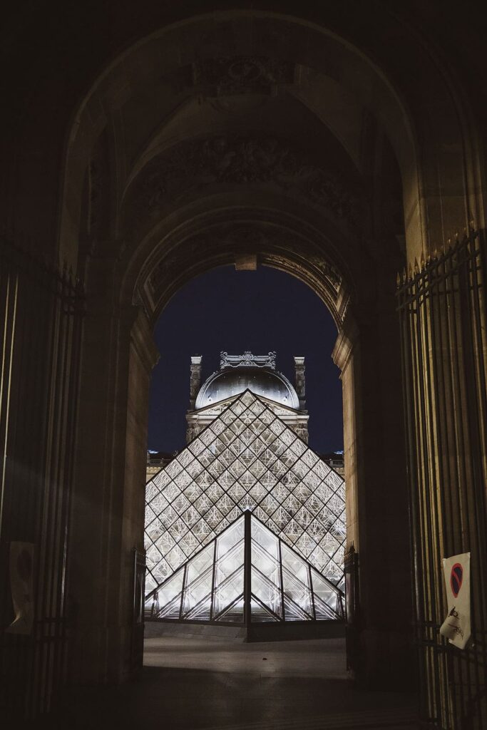 louvre museum pyramid