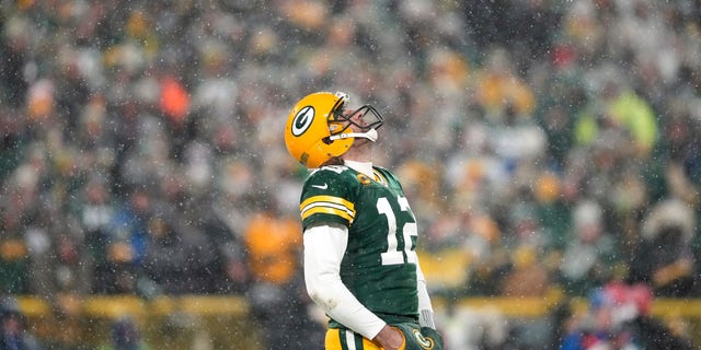 Quarterback Aaron Rodgers #12 of the Green Bay Packers looks skyward during the 4th quarter of the NFC Divisional Playoff game against the San Francisco 49ers at Lambeau Field on January 22, 2022 in Green Bay, Wisconsin. 