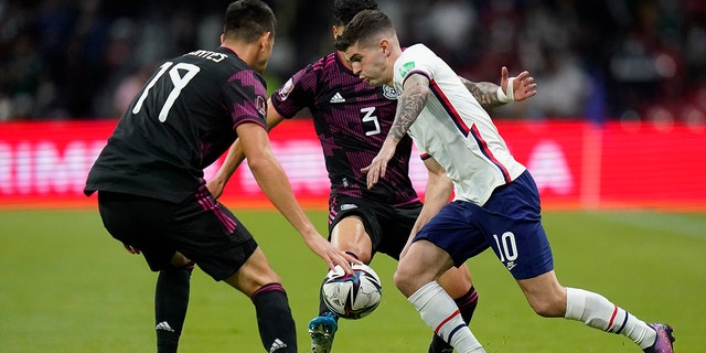 United States' Christian Pulisic (10) competes for the ball against Mexico's Cesar Montes, left, and Jorge Sanchez during a qualifying soccer match for the FIFA World Cup Qatar 2022 at Azteca stadium in Mexico City, Thursday, March 24, 2022.