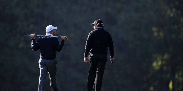 Phil Mickelson (R) walks alongside Fred Couples during a practice round prior to the 2011 Masters Tournament at Augusta National Golf Club on April 6, 2011 in Augusta, Georgia.  