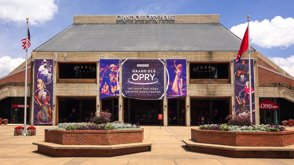 grand ole opry building in nashville