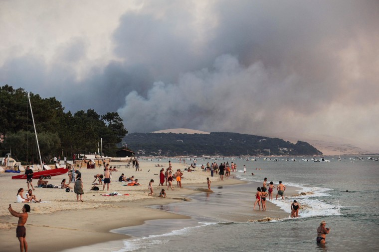 Image: TOPSHOT-FRANCE-WILDFIRES-TOURISM-HEAT