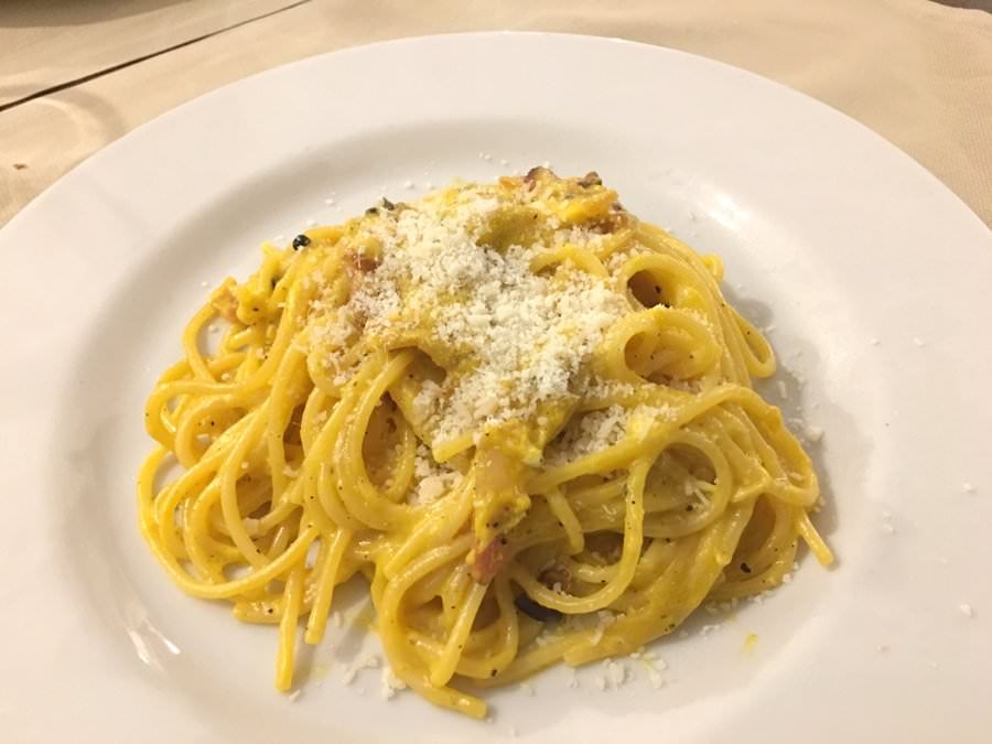 what to eat in rome italy spaghetti carbonara