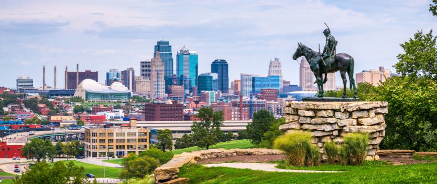 A view of a park and statue overlooking Kansas City, MO