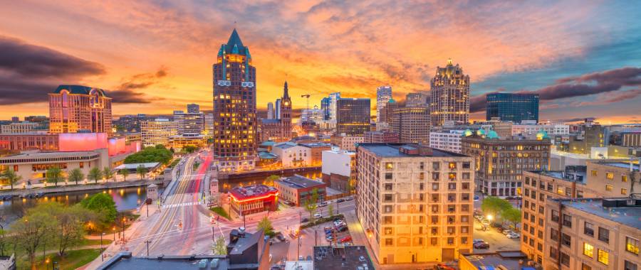 beautiful sunset photo of the city skyline in Milwaukee, Wisconsin