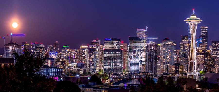 nighttime skyline photo of Seattle and the space needle