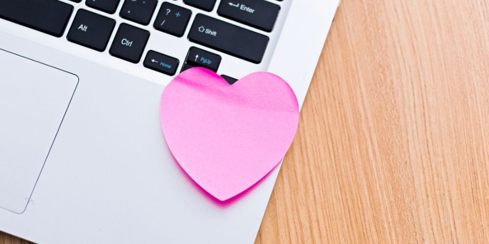 A heart-shaped sticky note is a simple but effective reward for online teaching