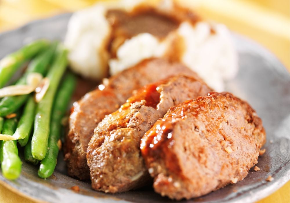 Meatloaf with green beans and mashed potatoes