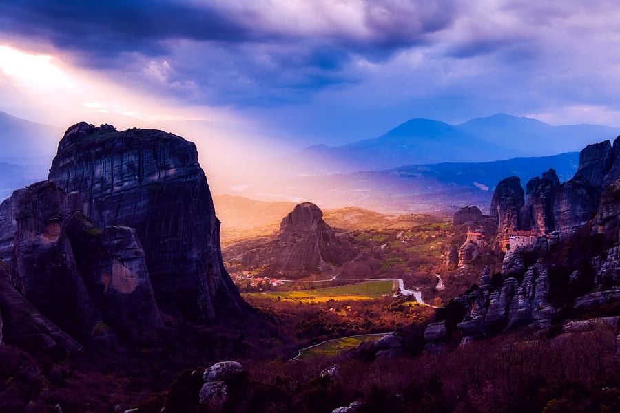 Weather in Greece: sunset in the mountains