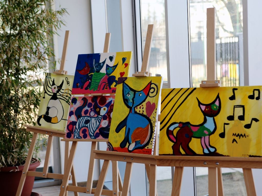 5 pieces of art with cats painted