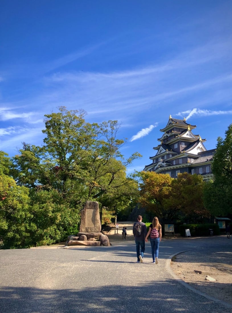 2 people walking towardsokayama castle