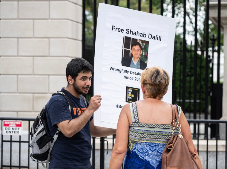 Darian Dalili speaks with a woman outside the White House 