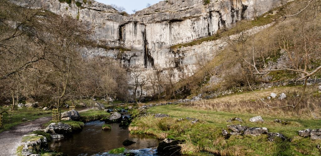 Malham Landscape Trail (Yorkshire Dales National Park) a huge rock formation with curve shape beneath