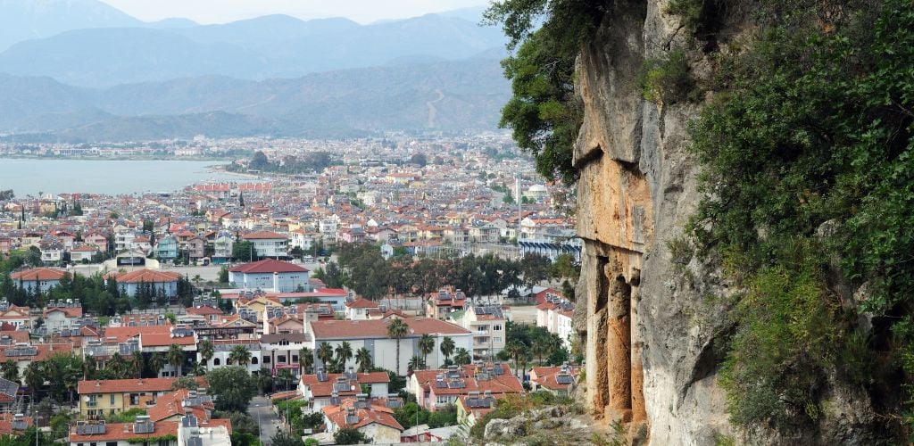 A top-down picture of the city and the mountain, with a post-like curve. 