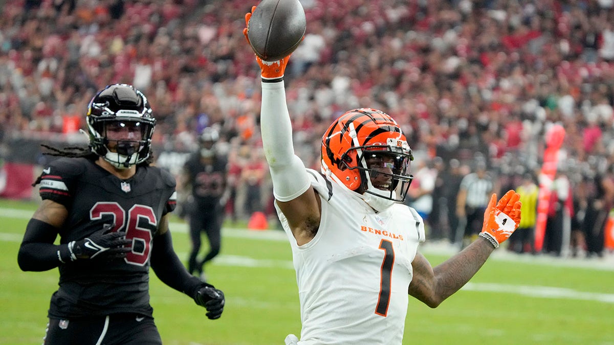 JaMarr Chase celebrates