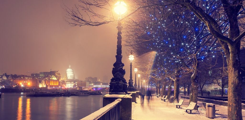 Christmas eve in London . A photo of the pathway and the river on the side