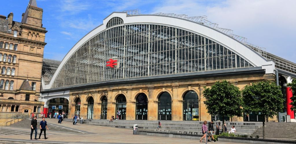 liverpool train station couples