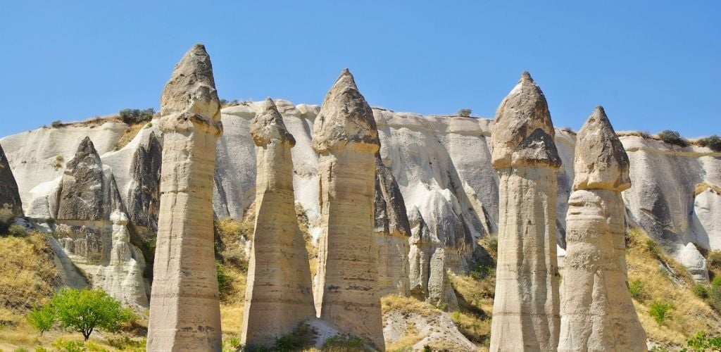 The background of the rock mountain is a five-tower rock formation. 