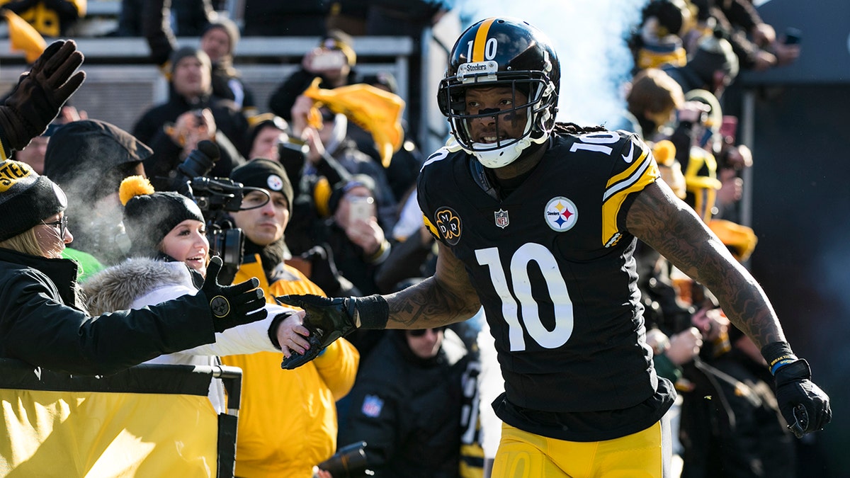 Martavis Bryant runs on field