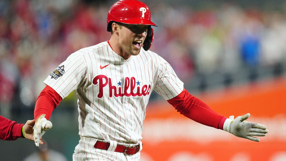 Rhys Hoskins rounds third