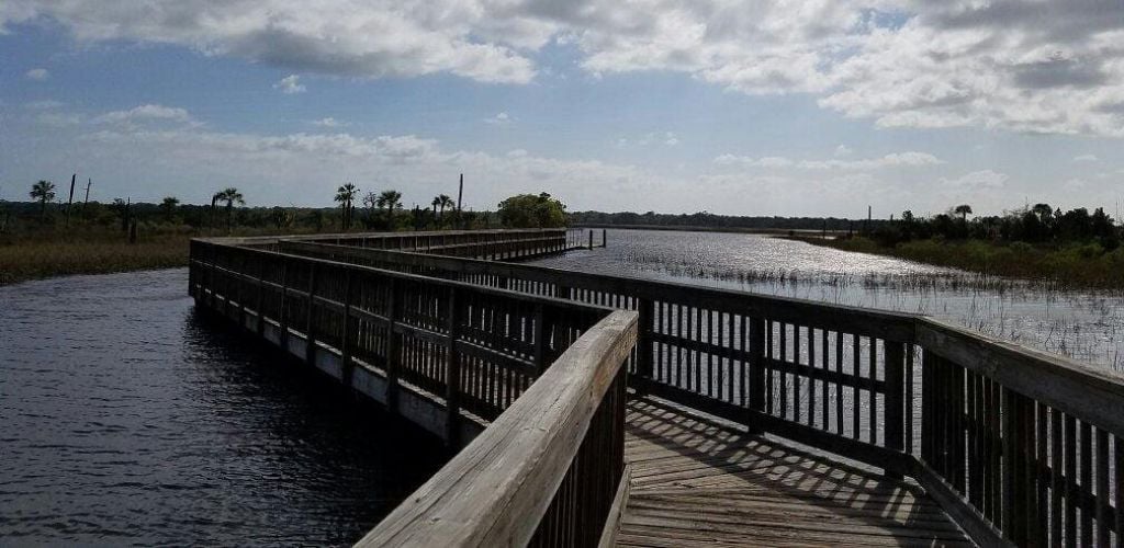 During the day, a wooden bridge leads to the lake.