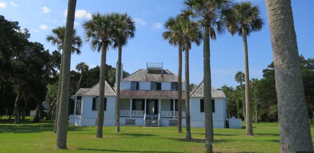 A Kingsley Plantation house, green grass, and trees around the house. 