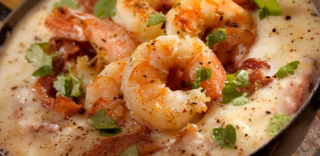 Creamy Grits with Shrimps, bacon and fresh parsley