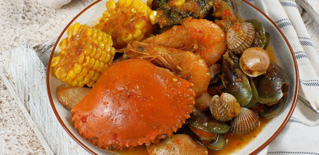Delicious Crab and other mixed seafood served in hot and spicy sauce.