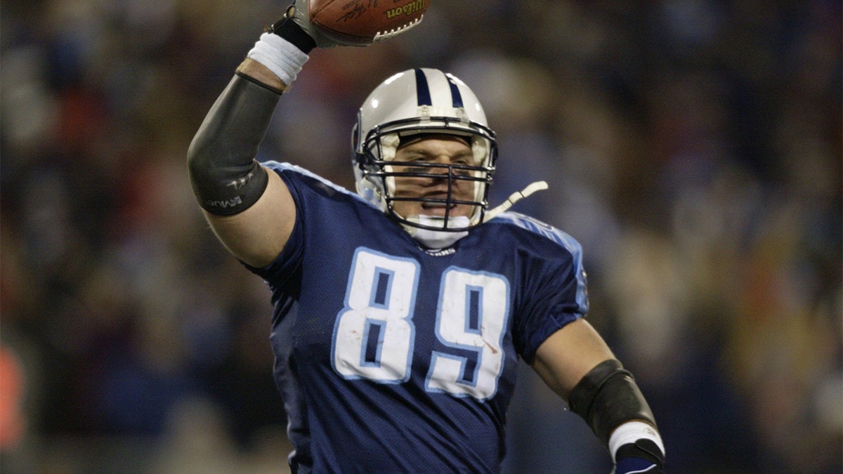 Frank Wycheck plays against the Steelers