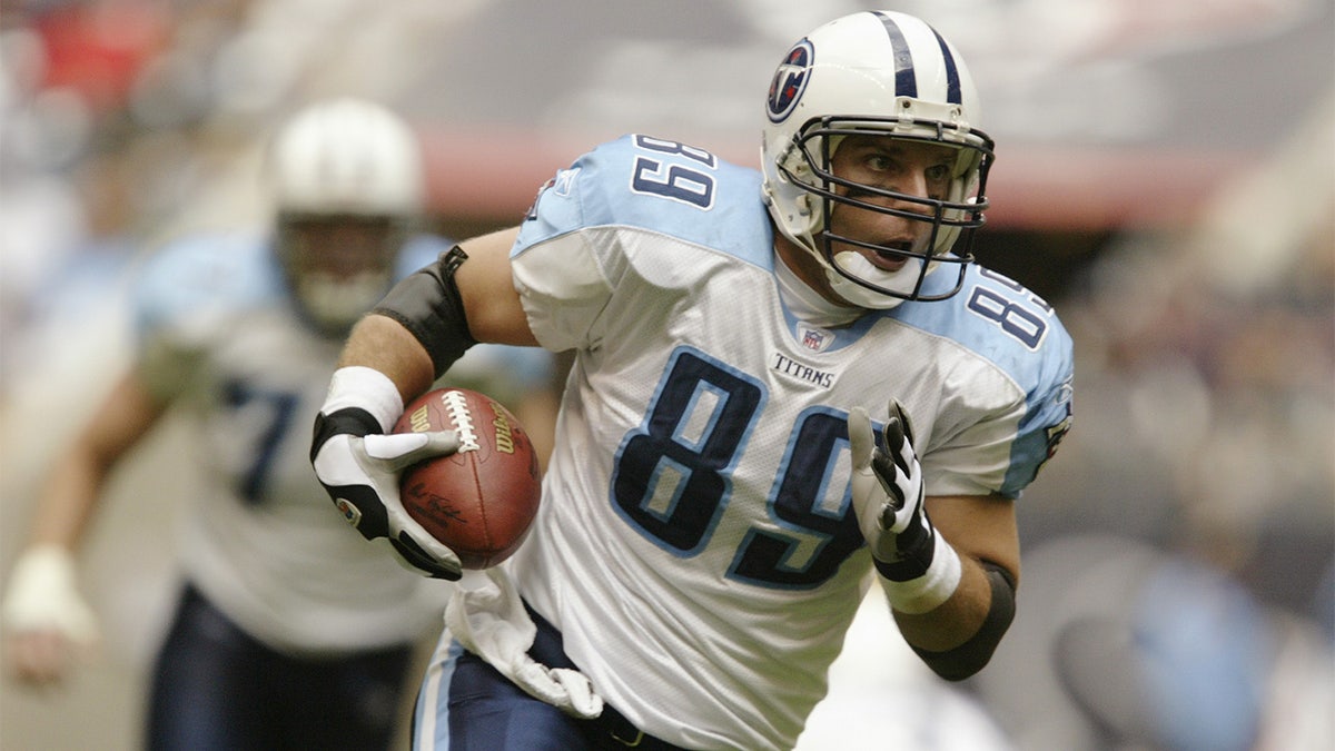 Frank Wycheck runs with the ball