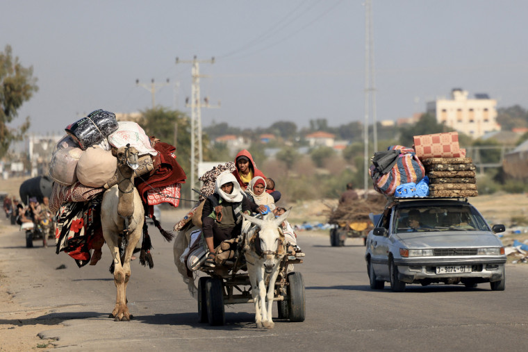 Palestinian flee from Khan Younis to Rafah in the southern Gaza Strip on Dec. 4, 2023, after the Israeli army called on people to leave certain areas in the city.