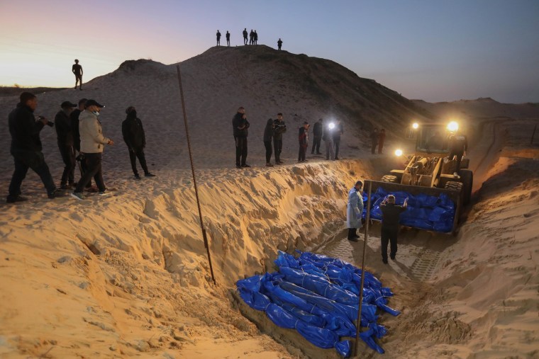 Image: Gazans Bury 80 Bodies Of Palestinians Returned By Israel