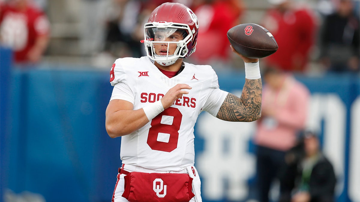 Dillon Gabriel warms up