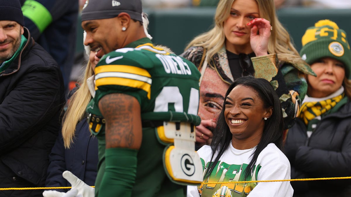 Simone Biles looking at Jonathan Owens