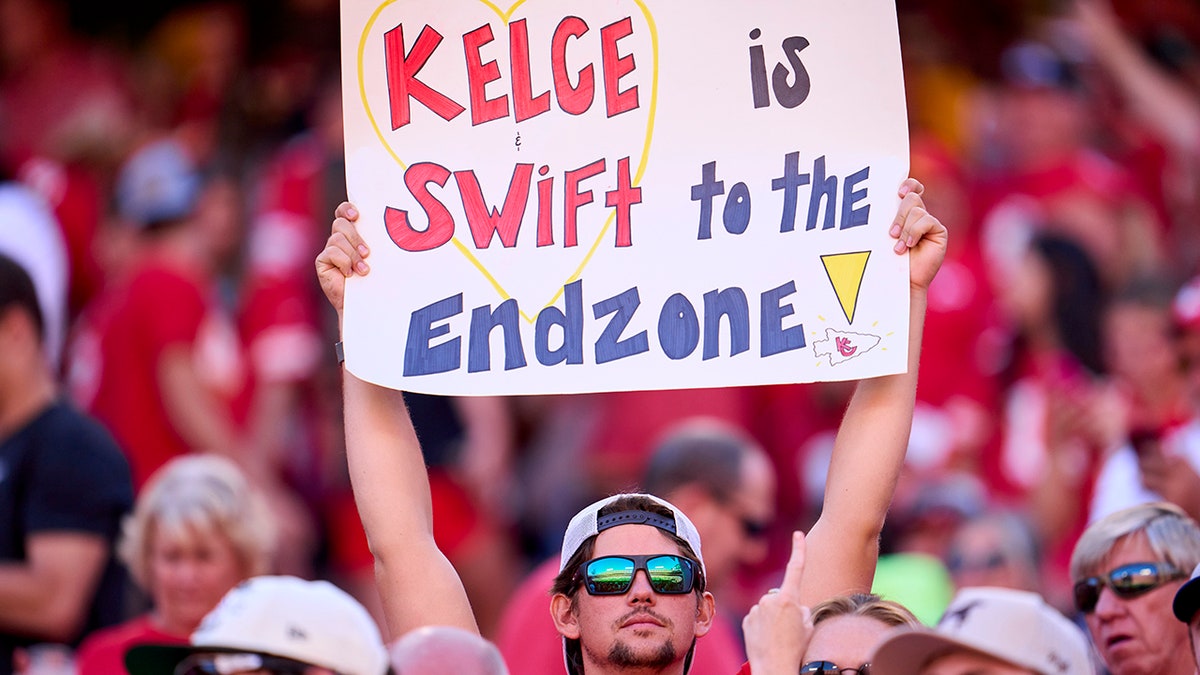 Kelce-Swift fan sign