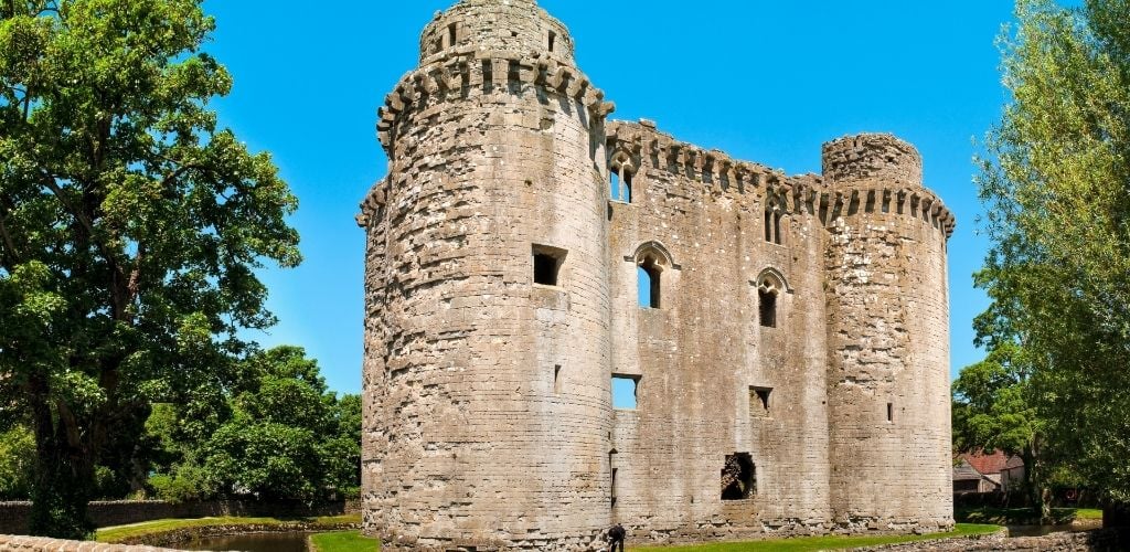 THIS CASTLE IS AN UNINHABITED RUIN. Situated near Frome in Somerset, Nunney Castle is a small, French style castle surrounded by a deep moat, built for Sir John
Delamare in 1373. A veteran of the Hundred Years War, Sir John would later become Sheriff of