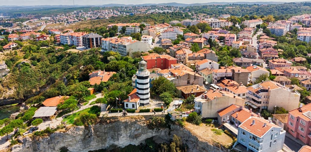 In Istanbul, the Sile (ile) lighthouse circles the city. 