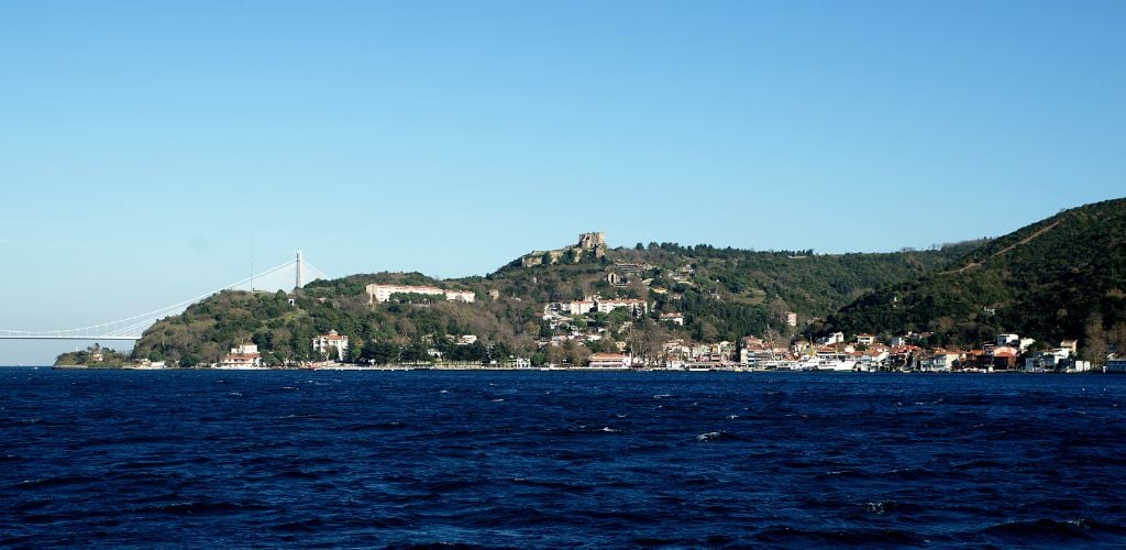 A sea and island with some building structure. 