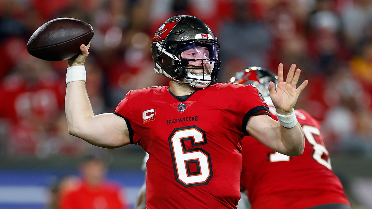 Baker Mayfield throws ball