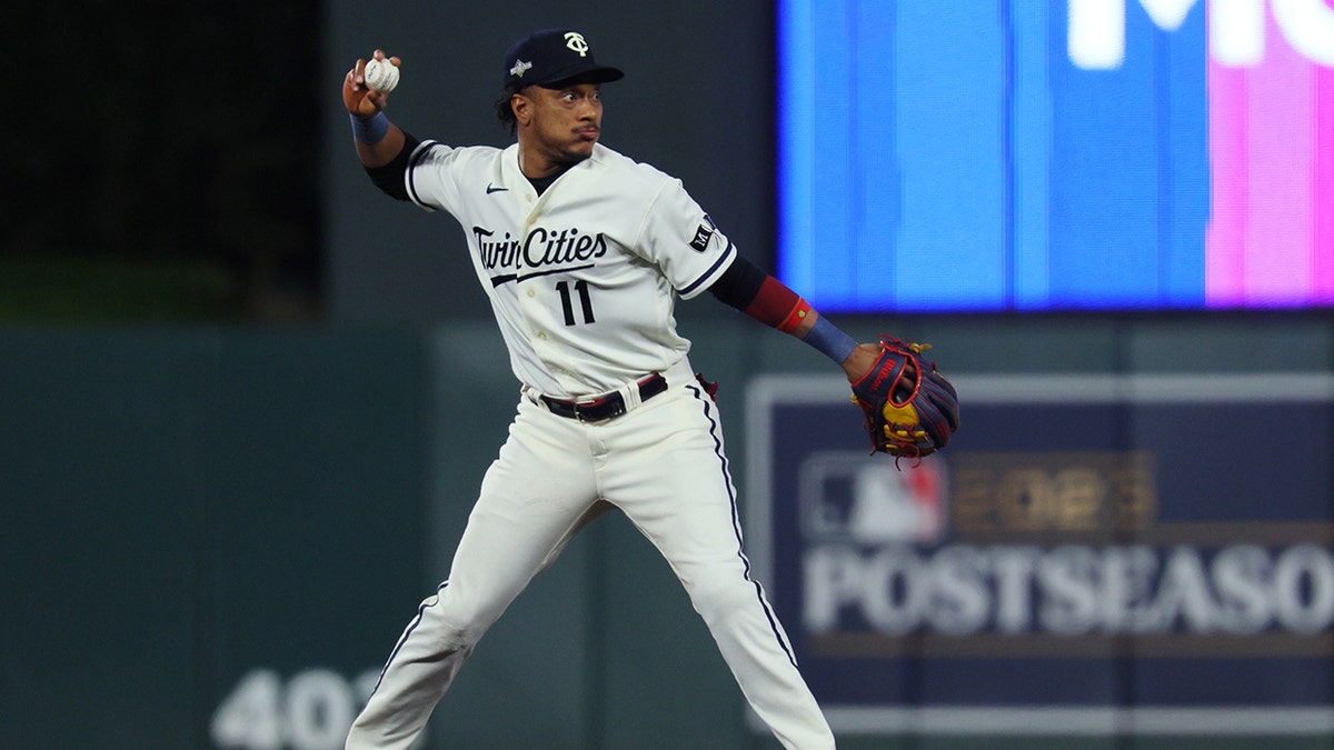 Jorge Polanco throws ball