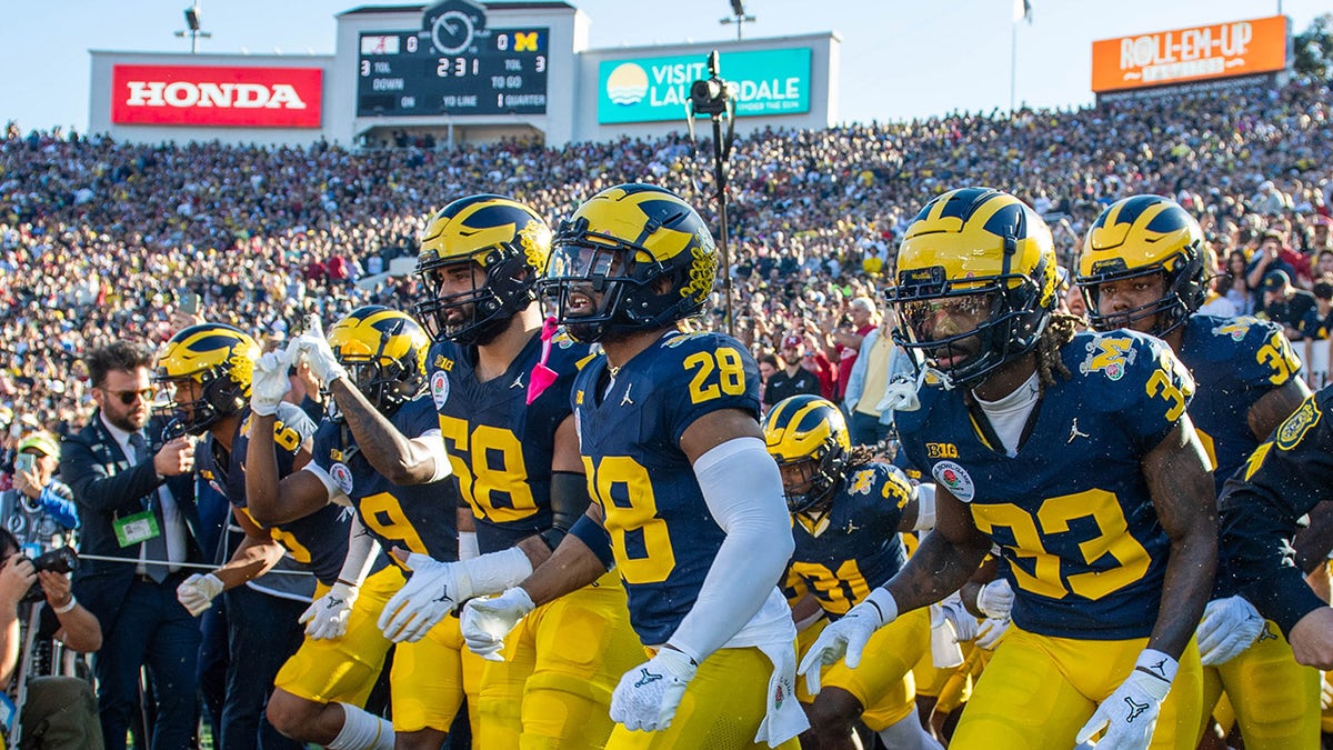 Michigan takes the field before the Rose Bowl