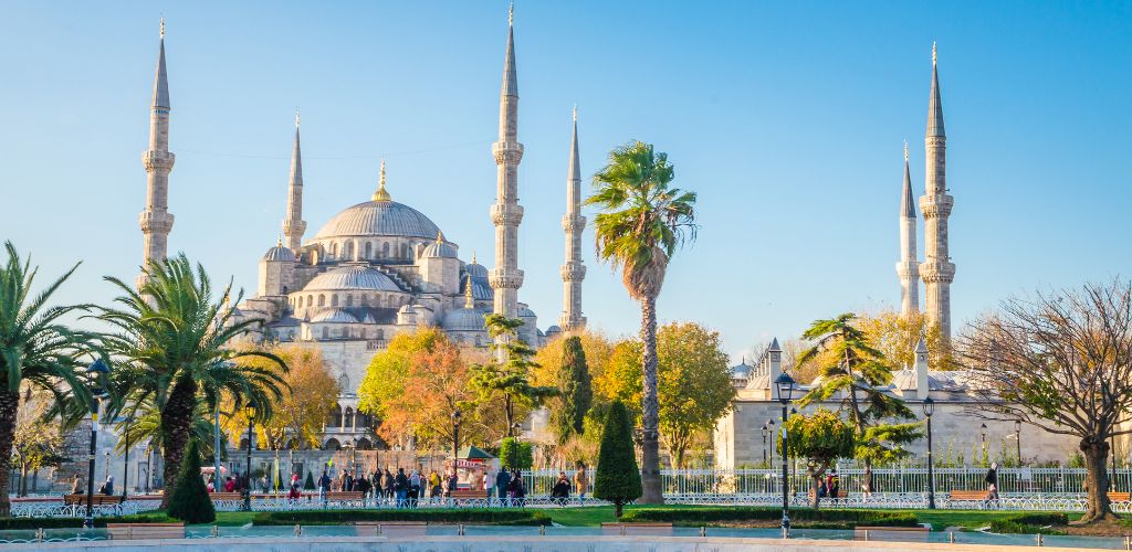 The Blue Mosque, (Sultanahmet Camii), Istanbul, Turkey.