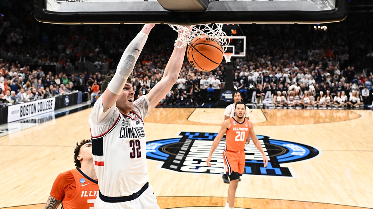 Donovan Clingan dunk