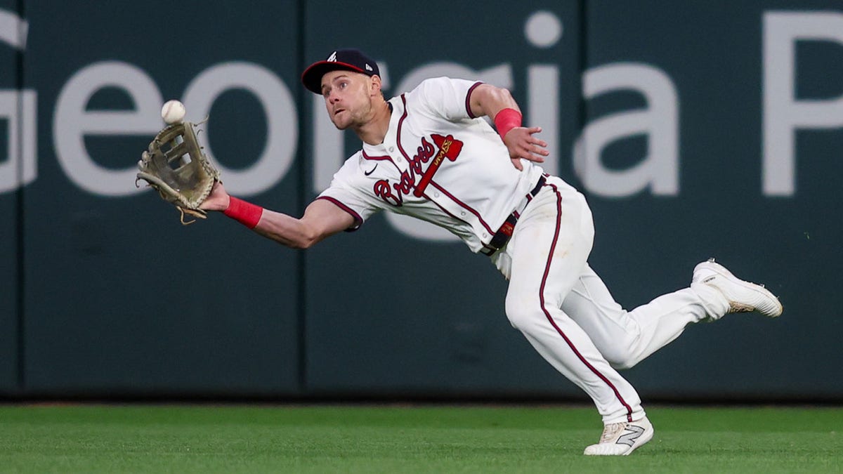 Jarred Kelenic dives for ball
